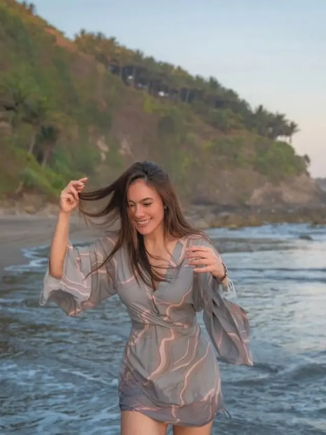 Wulan Guritno di pantai (Instagram/wulanguritno)