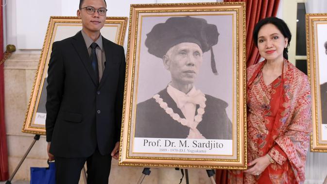 Keluarga Prof Dr M Sardjito berfoto di samping lukisannya usai penganugerahan gelar Pahlawan Nasional. (Foto: Muchlis Jr - Biro Pers Sekretariat Presiden)