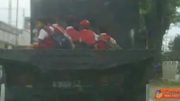 Anak-anak Sekolah Dasar (SD) naik mobil truk terbuka di Jalan Bekasi Timur, tepatnya depan penjara Cipinang. (Pengirim : Untung)