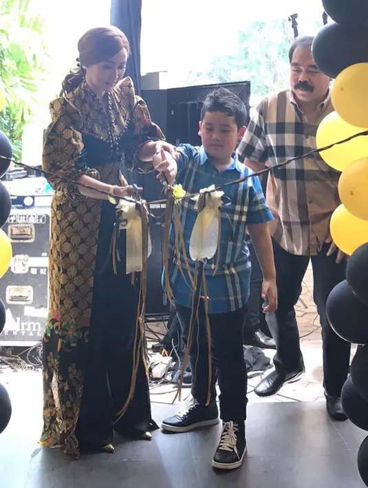 Sekedar informasi, Inul Daratista resmi menikah dengan Adam Suseno sejak 29 Mei 1995. Selama 13 tahun menunggu datangnya buah hati, hingga akhirnya lahir pada tahun 2009 mengikuti proses bayi tabung. (Instagram/inul.d)