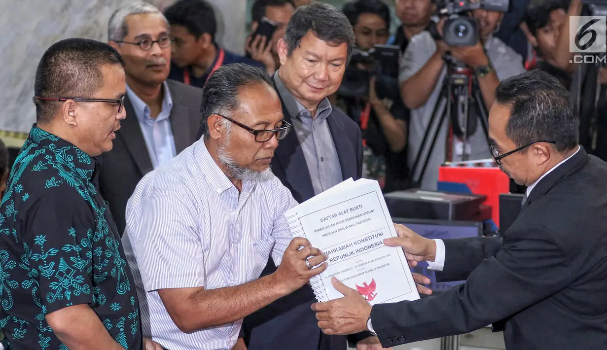 Tim hukum Prabowo-Sandi yang diketuai Bambang Widjojanto (tengah) mendaftarkan gugatan sengketa hasil Pilpres 2019 di Mahkamah Konstitusi, Jakarta, Jumat, (24/5/2019).Tim Hukum Prabowo-Sandiaga menilai ada kecurangan yang terstruktur, sistematis, dan masif. (Liputan6.com/Johan Tallo)