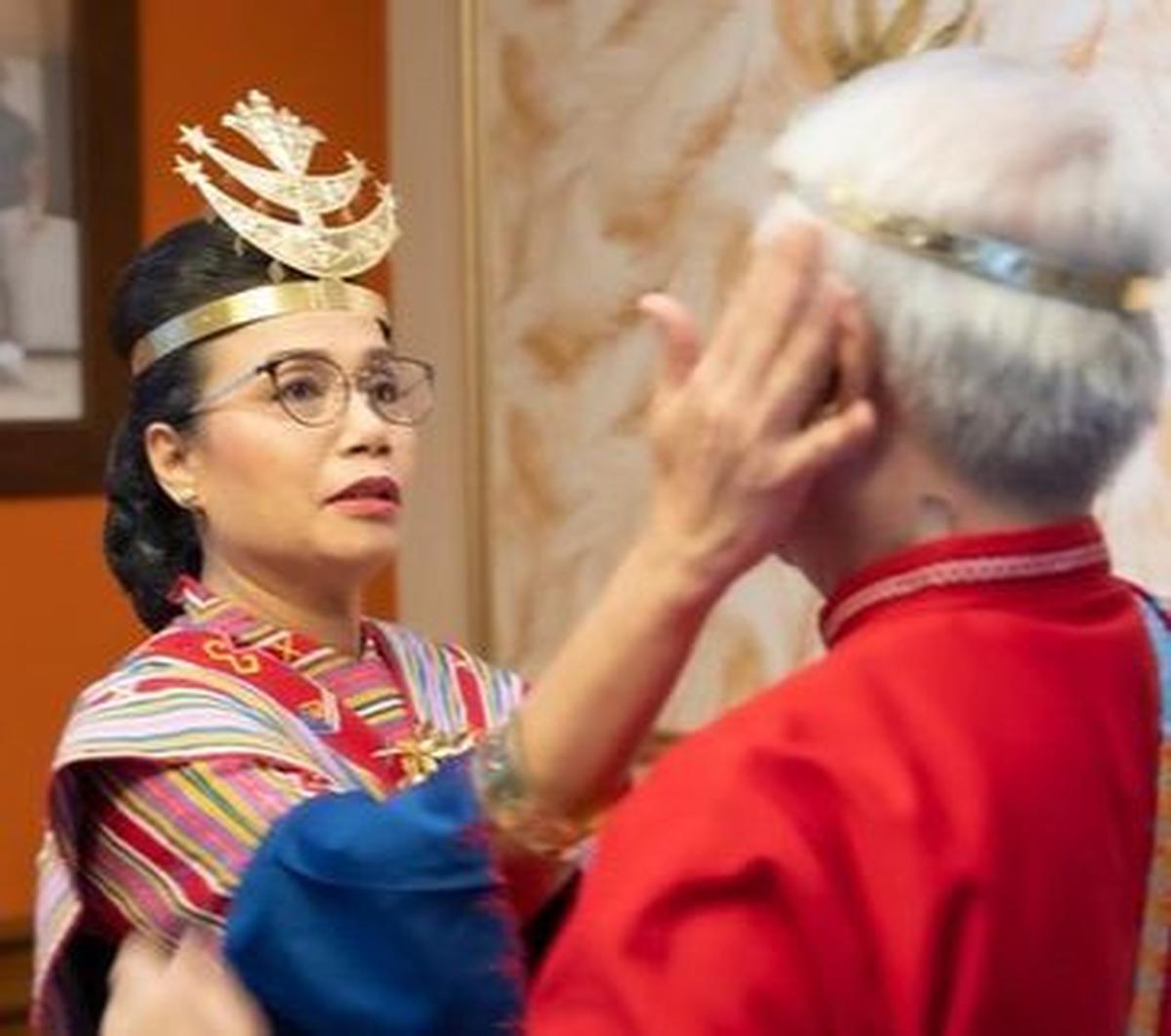Sebelum tampil di hadapan publik, Sri Mulyani dan suami saling memastikan penampilan satu sama lain sempurna. Tanpa ragu keduanya saling memasangkan hiasan kepala.
