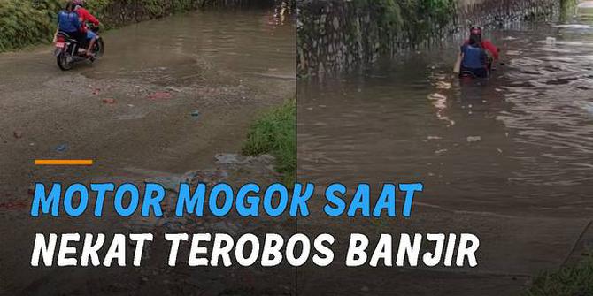 VIDEO: Nekat Terobos Banjir, Motor Langsung Mogok di Tengah-Tengah Genangan Air