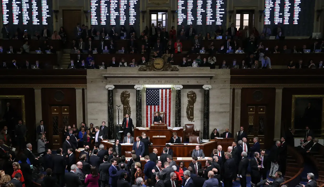 Dewan Perwakilan Rakyat (DPR) Amerika melakukan voting untuk memakzulkan Presiden Donald Trump di US Capitol, Washington, Rabu (18/12/2019). Dari total 435 anggota DPR AS yang mengikuti voting, 230 suara menyetujui dakwaan penyalahgunaan kekuasaan terhadap Trump. (Chip Somodevilla/Getty Images/AFP)