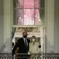 Jill dan Joe Biden menyaksikan kembang api dari balkon Gedung Putih, 20 Januari 2021.  (AP Photo/Evan Vucci)