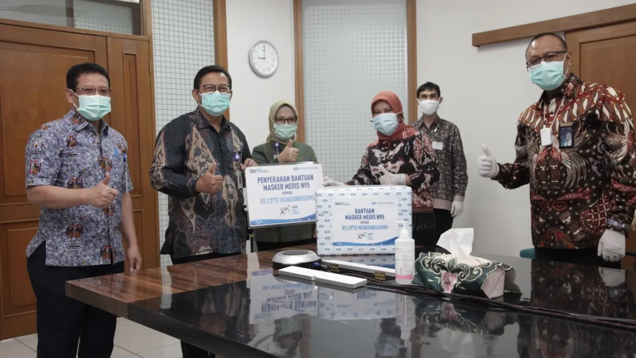 PT Surveyor Indonesia (Persero) memberikan bantuan berupa masker N-95 bagi tenaga medis di Rumah Sakit Cipto Mangunkusumo (RSCM).