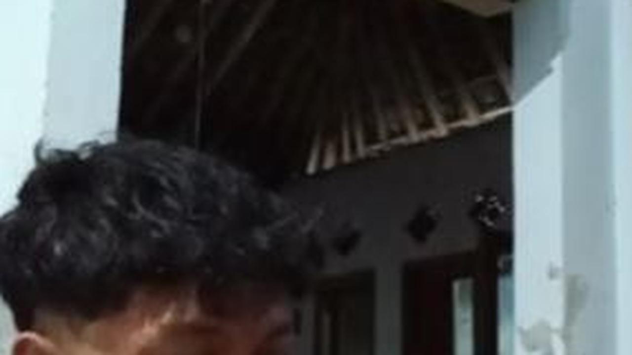 Orang Tua Bercerai dan Sang Ayah Wafat, Pria Ini Makan Nasi Kiriman Ibunda sambil Terharu Nangis