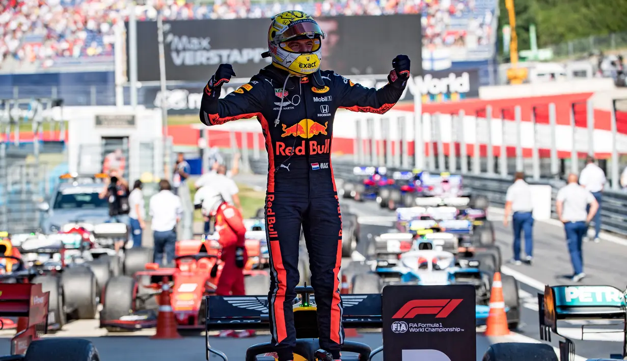 Pebalap Red Bull, Max Verstappen menaiki kendarannya usai memenangkan F1 GP Austria di Red Bull Ring, Spielberg, Minggu (30/6/2019). Max Verstappen menggeser Sebastian Vettel dari peringkat ketiga klasemen F1. (ANDREJ ISAKOVIC/AFP)