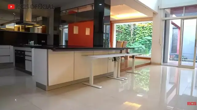 Potret dapur rumah baru Ria Ricis (Sumber: YouTube/Ricis Official)