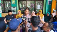 Kapolsek Cimanggis, Kompol Jupriono memberikan keterangan usai mediasi terkait siswa antar SD terlibat tawuran di Cilangkap, Depok. (Liputan6.com/Dicky Agung Prihanto)