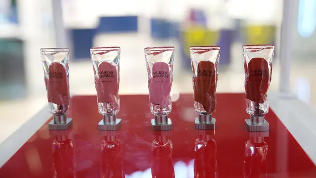 Shade dengan packaging unik