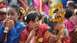 Sejumlah murid TK Sekolah Alternatif untuk Anak Jalanan (SAAJA) tengah minum saat mengikuti pawai dalam rangka peringatan Hari Kartini di kawasan Kuningan, Jakarta, Selasa (21/4/2015). (Liputan6.com/Faizal Fanani)