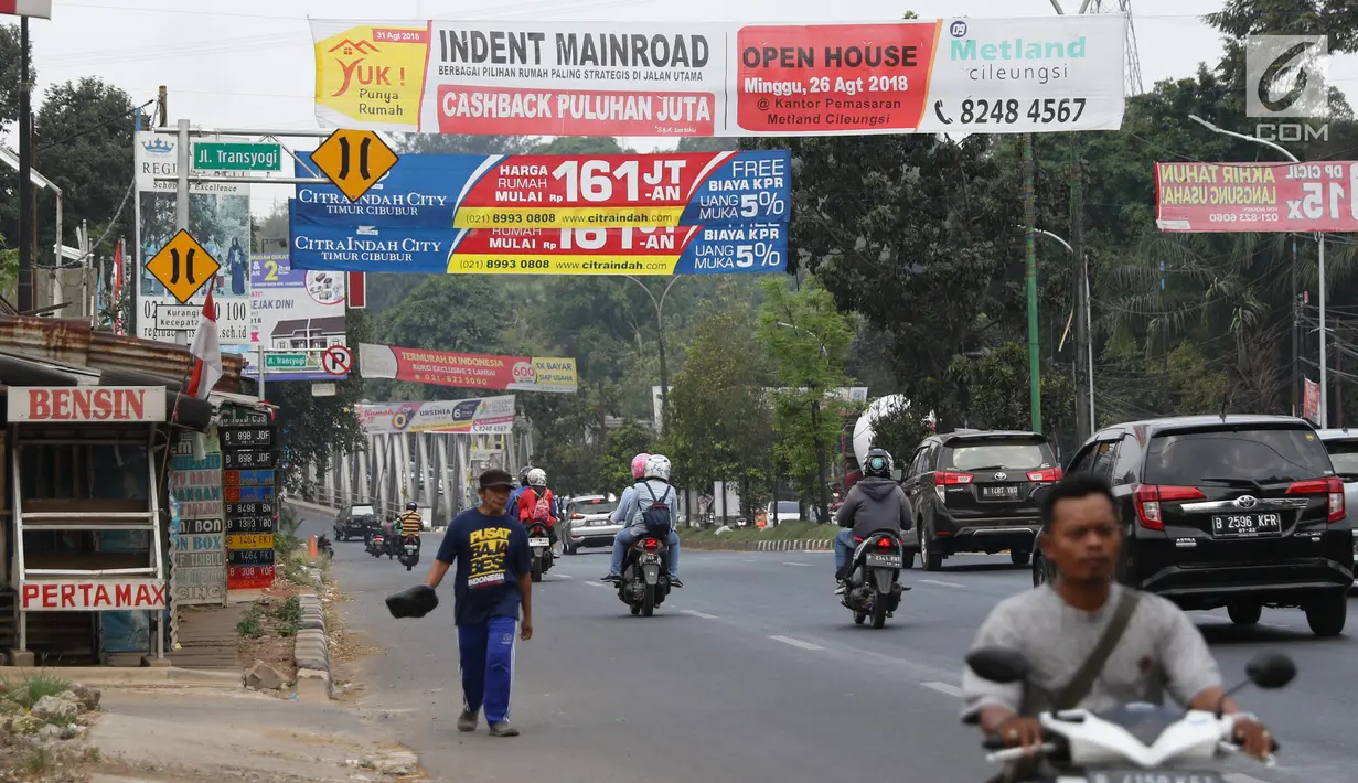 Spanduk iklan penjualan properti bertaburan melintang di sepanjang ruas jalan kawasan Cibubur, Jakarta, Minggu (26/8). Keberadaan spanduk promosi perumahan yang tidak tepat juga bisa mengotori pemandangan jalan. (Liputan6.com/Immnuel Antonius)