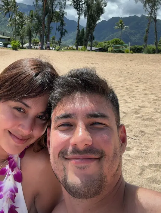 Pasangan yang sama-sama blasteran ini tengah menikmati waktu luang berlibur di Hawaii. Namun yang sukses mencuri perhatian ialah momen Aurelie Moeremans dikretek sang tunangan. Berbeda daripada wisatawan lainnya, Aurelie Moeremans tak memerlukan jasa tukang pijat. (Liputan6.com/IG/@aurelie)