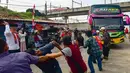 Peserta mengikuti lomba menarik bus di Terminal Lebak Bulus, Jakarta, Senin, 17 Agustus 2026. (KLY/ Arie Basuki)