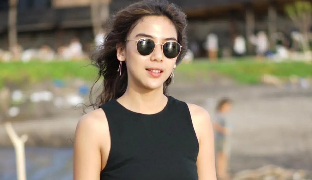 <p>Pemain film KKN Desa Penari ini memang terkenal sebagai selebriti dengan gayanya yang kekinian. Seperti saat berlibur, gayanya yang menawan dengan memakai kacamata pun berhasil curi perhatian. (Liputan6.com/IG/@adindathomas)</p>