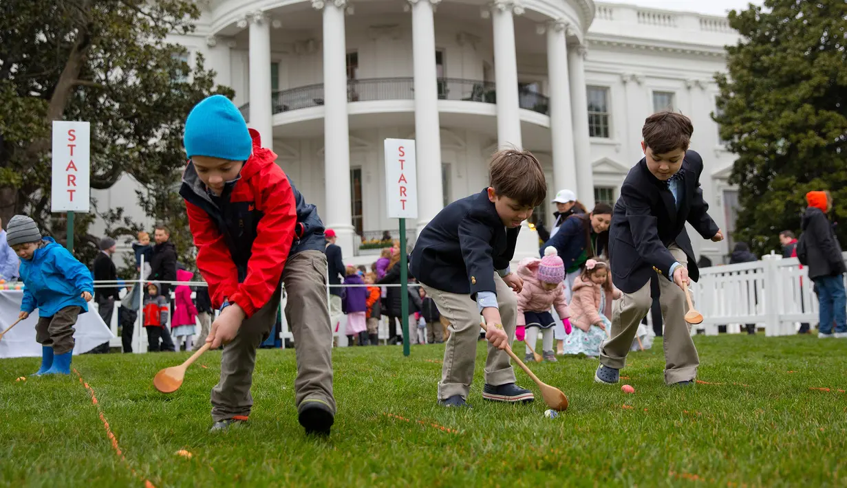 Sejumlah bocah saat mengikuti lomba menggelindingkan telur di halaman Gedung Putih, Washington (4/2). Lomba yang diselenggarakan setiap tahunnya ini merupakan lomba menggelindingkan telur yang ke-140. (AP Photo/Pablo Martinez Monsivais)