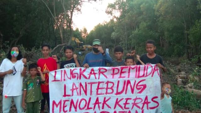Aksi protes pembalakan hutan mangrove Lantebung (Eka Hakim)