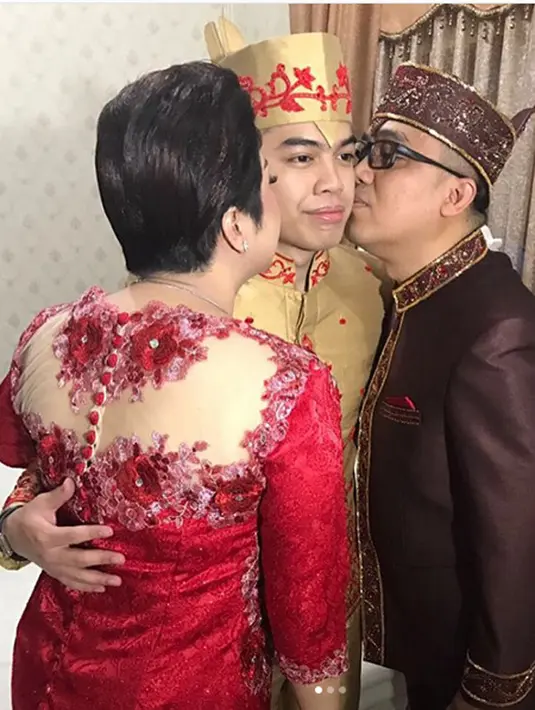 "Sekilas Prosesi Acara Adat dan Pemberkatan 🙏🏻 thanks To @pangkakena," tulis axcelnarang pengusaha yang masih menyelesaikan kuliahnya di Melbourne, Australia di akun instagram. (dok. Instagram/axcelkeziawedding)