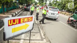 Polisi mengatur lalu lintas saat uji emisi gas buang kendaraan bermotor di Jakarta, Rabu (6/1/2021). Pengecekan yang diselenggarakan Dinas Perhubungan dan Kepolisian tersebut bertujuan untuk mengurangi polusi udara dari emisi gas buang kotor. (Liputan6.com/Faizal Fanani)