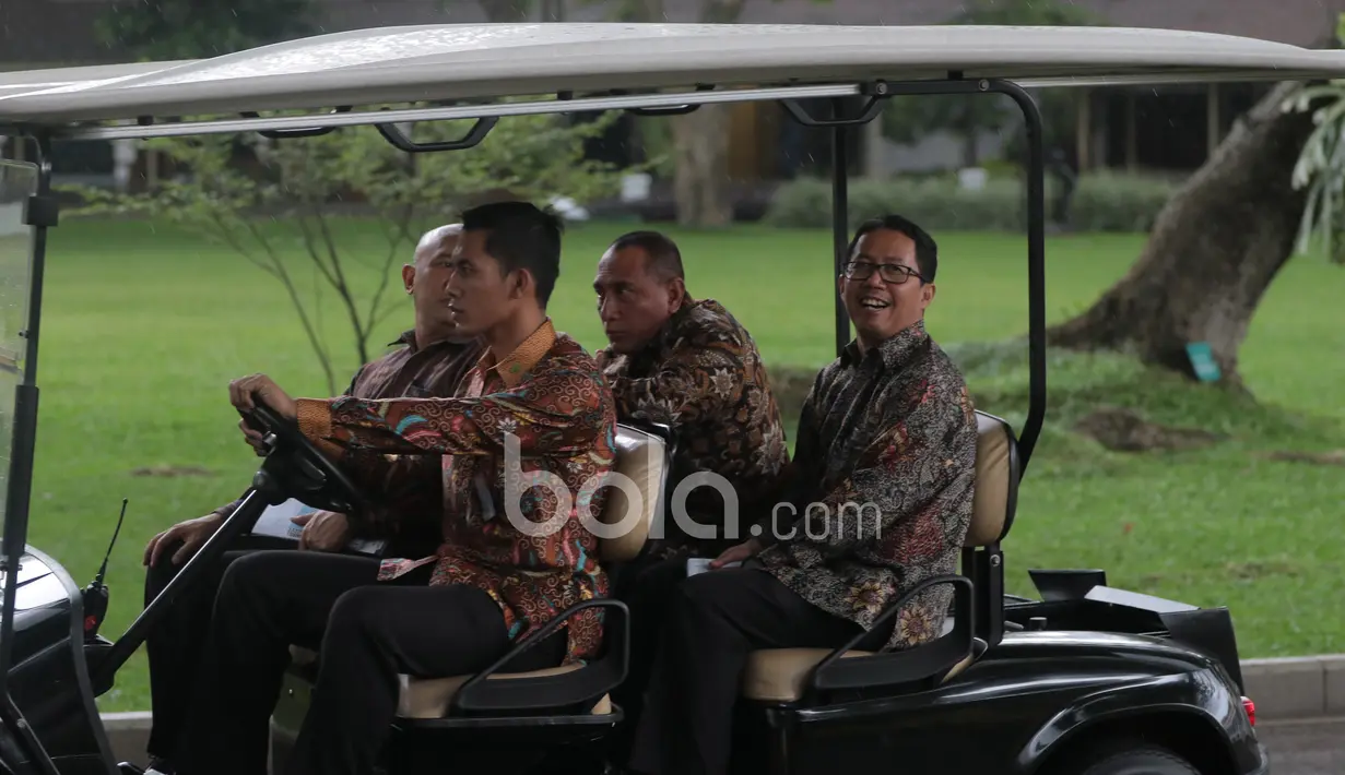 Ketua Umum PSSI, Edy Rahmayadi dan Waketum PSSI, Djoko Driyono menggunakan mobil listrik sebelum bertemu Presiden RI, Joko Widodo di Istana Merdeka, (19/12/2016). (Bola.com/Nicklas Hanoatubun)