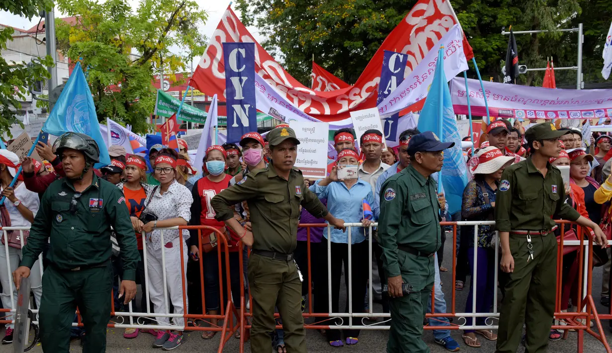 Otoritas Kamboja memblokade unjuk rasa buruh pada peringatan May Day di Phnom Penh, Senin (1/5). Pekerja di berbagai belahan dunia mengadakan aksi Hari Buruh Internasional dengan memadati jalan-jalan besar untuk menyuarakan aspirasi (TANG CHHIN SOTHY/AFP)