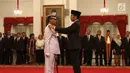 Presiden Joko Widodo (Jokowi) menyematkan lencana saat melantik Laksamana Madya TNI Siwi Sukma Adji sebagai KSAL di Istana Negara, Jakarta, Rabu (23/5). Siwi menggantikan Laksamana TNI Ade Supandi, yang memasuki masa pensiun. (Liputan6.com/Angga Yuniar)