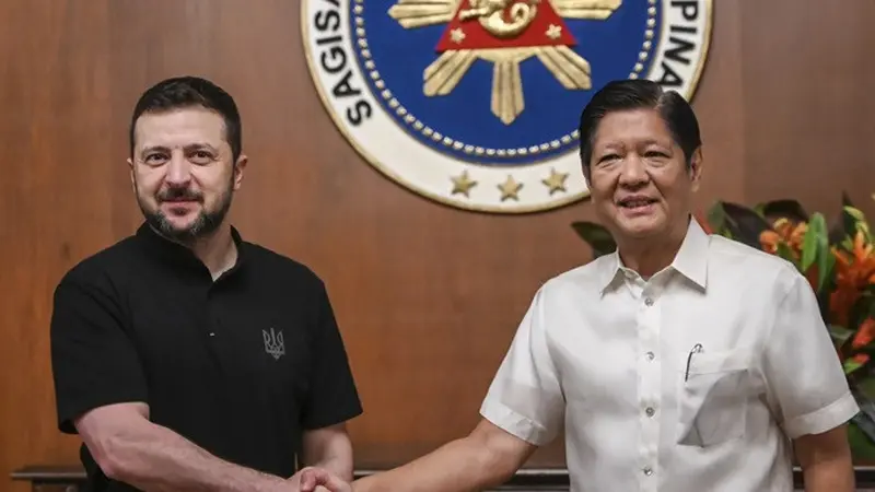 Presiden Ukraina Volodymyr Zelenskyy dan Presiden Filipina Ferdinand Marcos Jr bertemu di Manila pada Senin (3/6/2024).