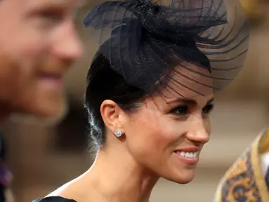 Duchess of Sussex, Meghan Markle tersenyum saat tiba menghadiri kebaktian di Westminster Abbey, London, (10/7). Kebaktian ini digelar untuk memperingati 100 tahun Angkatan Udara Kerajaan Inggris. (Simon Dawson/ Pool Photo via AP)