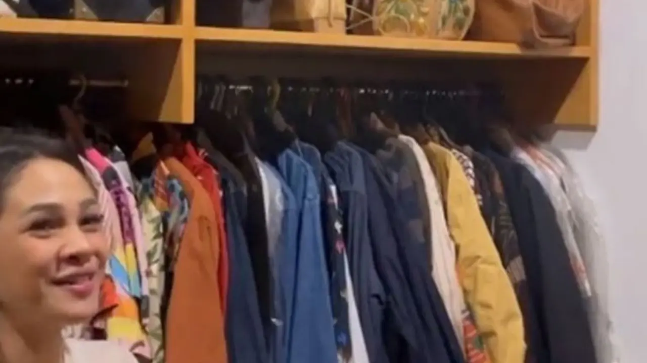 Mengintip Walk In Closet Andien, Ada Tempat untuk Baju Tak Terpakai Lagi