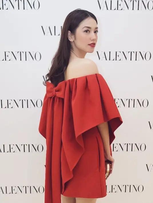 Kalau yang satu ini, Velove juga terlihat cantik merona dengan dress berwarna merahnya. Aksen layer dan pita di bagian belakang menambah dirinya terlihat makin manis. Terlebih dengan lipstick merah yang dipakainya. (Instagram/vaelovexia)