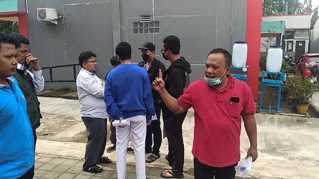 Anggota DPRD Kota Bekasi, Tumai, mendatangi SMKN 15 Mustikajaya, Padurenan, terkait penolakan sekolah terhadap siswa berkebutuhan   khusus (Liputan6.com/Bam Sinulingga)
