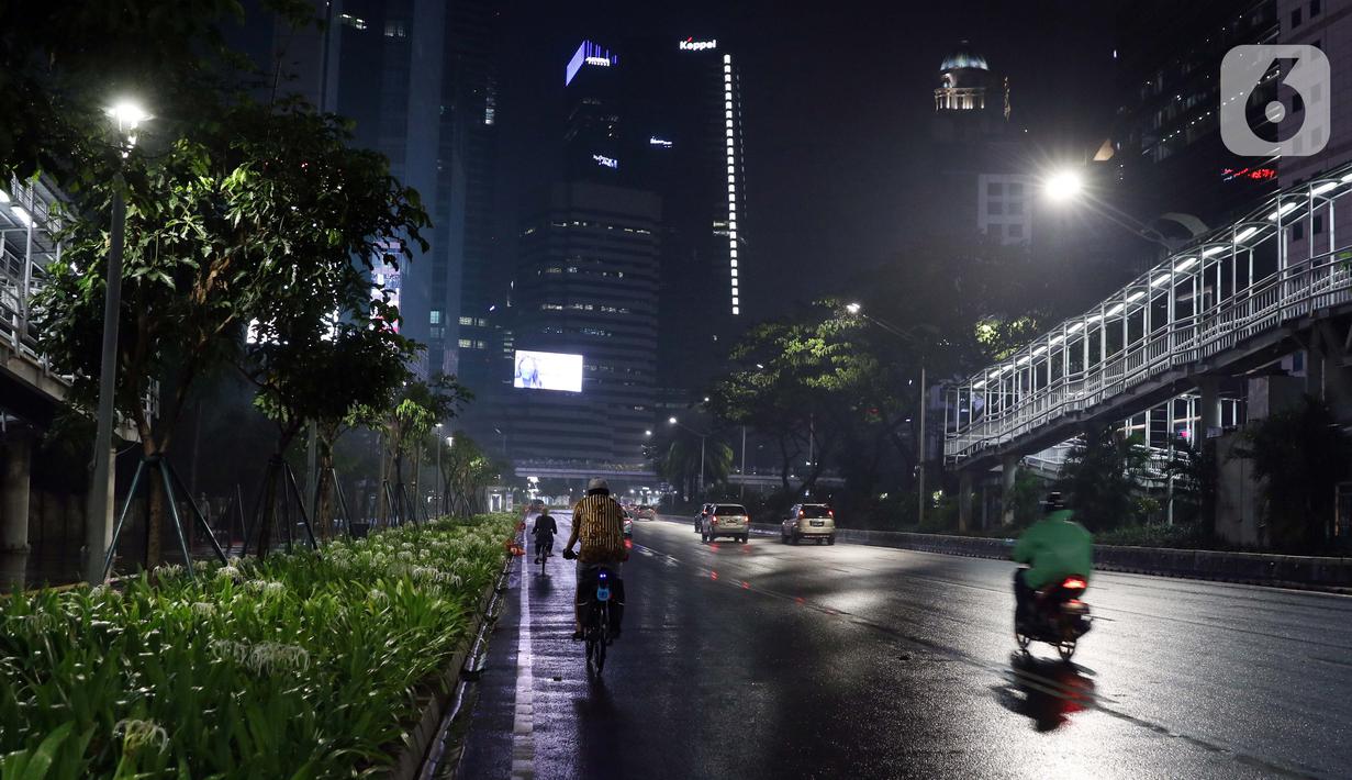 Suasana jalan Jenderal Sudirman pada malam hari, Jakarta, Selasa (15/9/2020). Guna mengurangi pola penyebaran COVID-19, Pemda DKI Jakarta kembali menerapkan PSBB dengan membatasi aktivitas warga, perdagangan maupun perkantoran. (Liputan6.com/Helmi Fithriansyah)