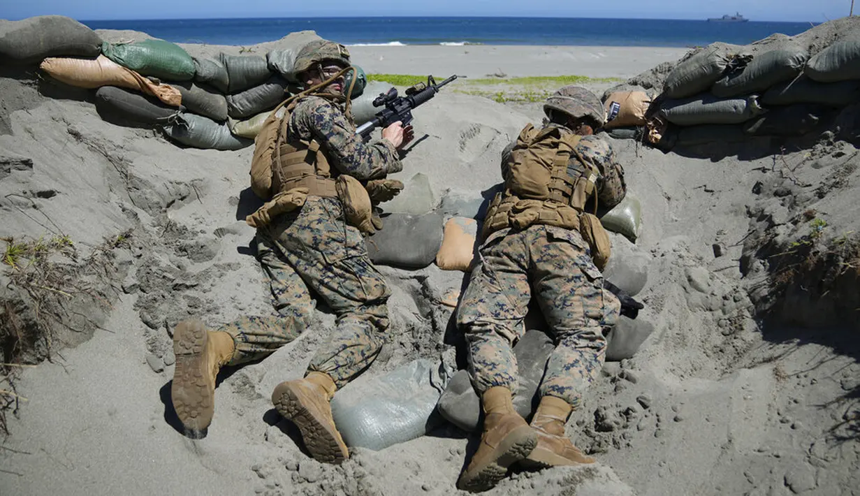 Marinir AS mengambil posisi saat latihan militer gabungan AS-Filipina di Pantai Claveria, Provinsi Cagayan, Filipina, 31 Maret 2022. Marinir AS-Filipina menggelar latihan militer gabungan untuk mempertahankan sebuah pulau dari agresor potensial. (AP Photo/Aaron Favila)