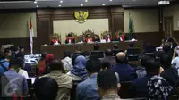 Suasana saat sidang lanjutan dugaan korupsi proyek E-KTP dengan terdakwa mantan pejabat Kementerian Dalam Negeri Irman dan Sugiharto dengan agenda mendengarkan keterangan saksi di Pengadilan Tipikor Jakarta, Kamis (16/3). (Liputan6.com/Helmi Afandi)
