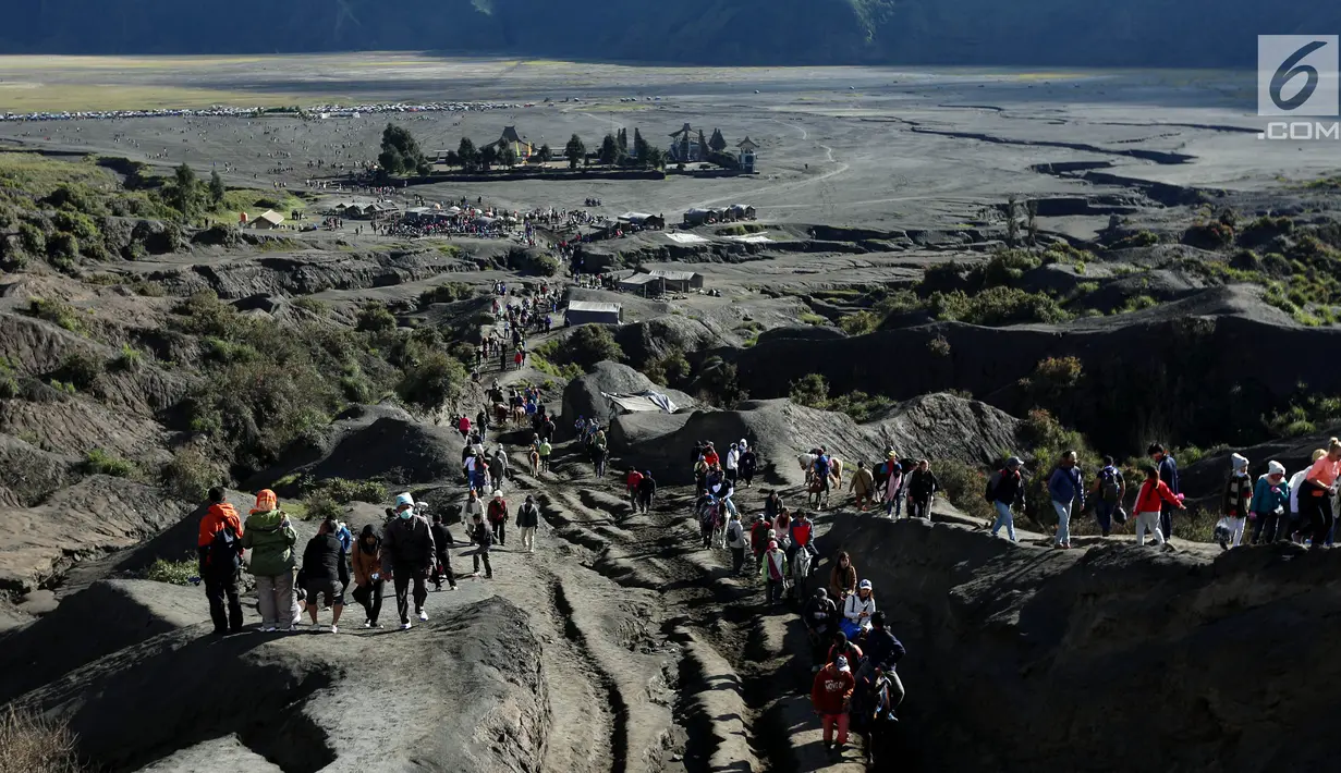 Wisatawan berjalan menuju puncak  Gunung Bromo, Malang, Jawa Timur, (29/7). Ratusan wisatawan berbagai daerah setiap harinya memadati kawasan Bromo untuk berwisata melihat terbitnya matahari dan juga kawah Gunung Bromo. (Liputan6.com/Johan Tallo)