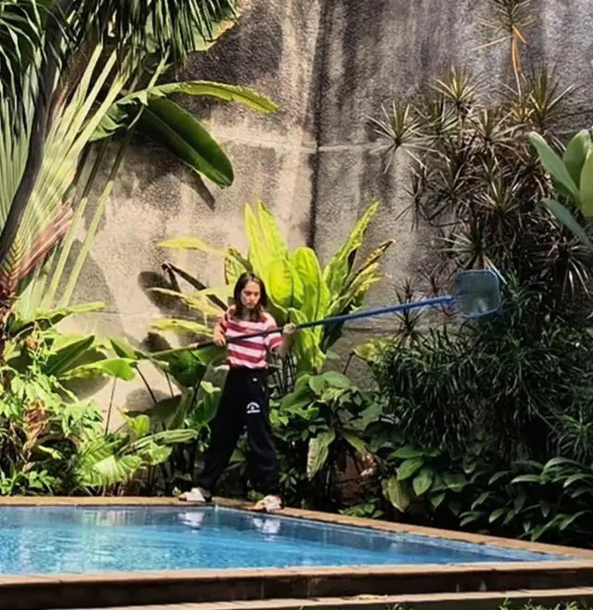 6 Potret Wajah Natural Cinta Laura Bersih-Bersih Rumahnya saat Ditinggal Mudik ART, Kamar Kucingnya Curi Perhatian