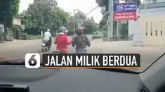 Ada-ada saja aksi kocak dari dua emak-emak saat kendarai motor kemudian berhenti dan mengobrol di tengah jalan.