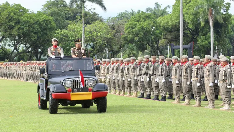 Menteri Dalam Negeri Tito Karnavian memimpin l apel gelar pasukan di Istana Gubernur Sumatera Barat, dalam rangka memperingati Hari Ulang Tahun ke-74 Satpol PP dan ke-62 Satlinmas pada Minggu 3 Maret 2024. (Istimewa)