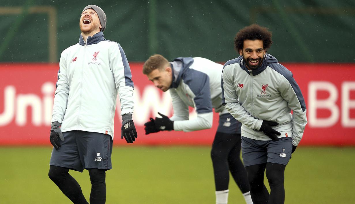 Pemain Liverpool, Mohamed Salah dan Alberto Moreno tertawa saat melakukan latihan jelang laga Liga Champions di Liverpool, Selasa (16/4). Liverpool akan berhadapan dengan FC Porto. (AP/Nigel French)
