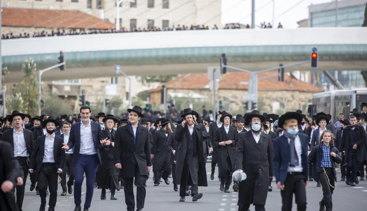 Ribuan Yahudi ultra-Ortodoks berpartisipasi dalam pemakaman rabi terkemuka Meshulam Soloveitchik, di Yerusalem, Minggu (31/1/2021). Meshulam Dovid Soloveitchik, kepala Brisk Yeshiva di Yerusalem dan keturunan dari dinasti kerabian Soloveitchik, meninggal pada usia 99 tahun. (AP Photo/Ariel Schalit)