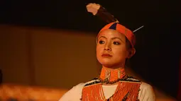 Seorang penari mengenakan baju tradisional tampil di hari terakhir Festival Tawang di perbatasan Indo-China, utara timur negara bagian Arunachal Pradesh, India (23/10). (AFP/ Tauseef Mustafa)