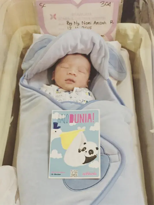 Pasangan Donita dan Adi Nugroho tengah berbahagia karena baru saja dikaruniai seorang bayi laki-laki yang lahir pada 12 November 2015. (Via Instagram/@donitabhubiy)