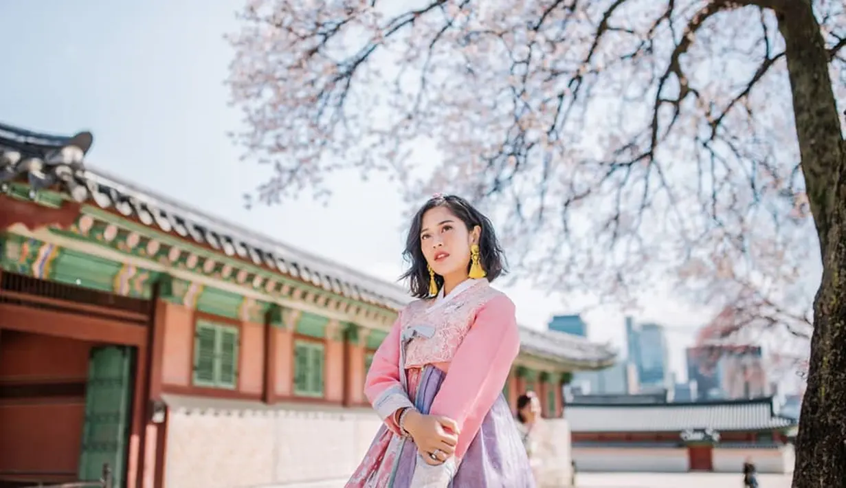 Setelah Kimono, Dian Sastrowardoyo terlihat semakin memesona dalam balutan busana tradisional Korea, atau yang dikenal dengan nama Hanbok. Dian tampil menawan dengan Hanbok bernuansa warna pastel yang manis banget. (Liputan6.com/IG/@therealdisastr)
