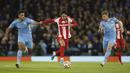 Gelandang Atletico Madrid, Joao Felix (tengah) membawa bola dari kejaran pemain Manchester City, Rodrigo dan Kevin De Bruyne pada pertandingan leg pertama perempat final Liga Champions di Stadion Etihad, di Manchester, Rabu (6/4/2022). City menang tipis atas Atletico Madrid 1-0. (AP Photo/Dave Thomp