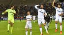 Para pemain Juventus merayakan kemenangan usai mengalahkan Cagliari 2-0 pada lanjutan Serie A di Sant'Elia Stadium, Cagliari (12/2/2017). (AFP/Giuseppe Cacace)
