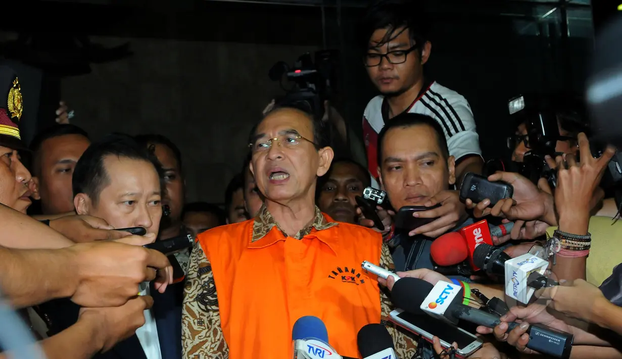 Mantan Menteri Agama, Suryadharma Ali memberikan keterangan usai diperiksa di gedung KPK, Jakarta, Jumat (10/4/2015). Suryadharma Ali ditetapkan sebagai tersangka kasus dugaan korupsi penyelenggaraan haji tahun 2012-2013. (Liputan6.com/Herman Zakharia)