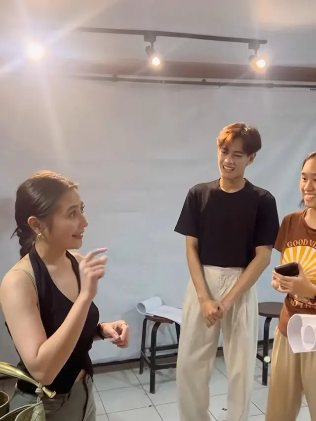 Prilly Latuconsina Pakai Bahasa Isyarat