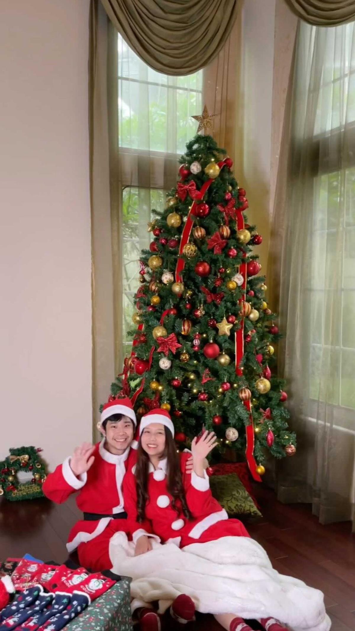 Sisca awalnya merahasiakan kehamilannya dari publik. Kecurigaan netizen muncul pada Desember 2022 saat Sisca membuat konten natal. Ia menyebut dirinya dan Jess dengan panggilan Mama Papa.