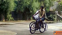 Citizen6, Jakarta: abggota UKM Kampung Segart terlihat berlatih trik sepeda 
